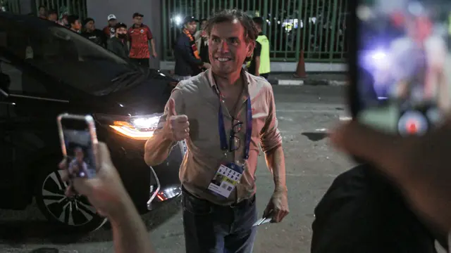 Alex Pastoor dan Tim Pelatih Timnas Indonesia Nikmati Masakan Padang Pakai Tangan