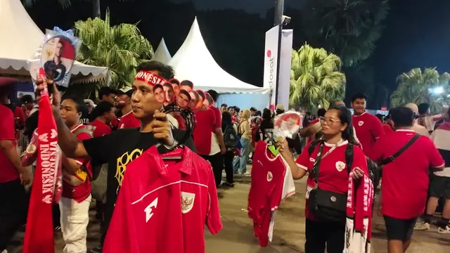 Puluhan Penjual Merchandise Timnas Indonesia Bertebaran di SUGBK Jelang Duel Melawan Bahrain