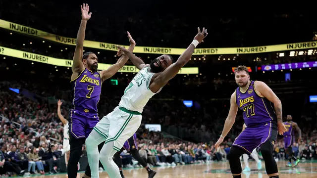 Hasil NBA: LeBron James Cedera, Keperkasaan Lakers Terhenti di Tangan Juara Bertahan Celtics