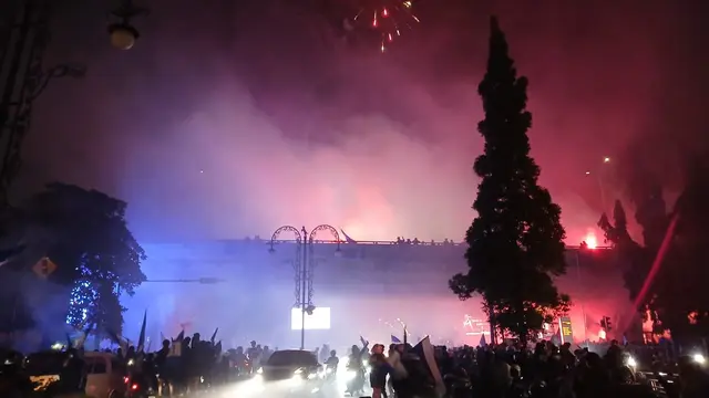 Tak Sabar Rayakan Persib Juara BRI Liga 1, Bobotoh Konvoi di Jalanan dan Gelar Pesta