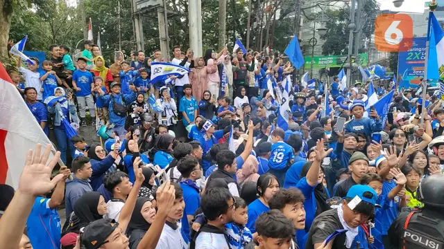 Bobotoh Berpesta di Gedung Sate, Persib Pamerkan Trofi Juara
