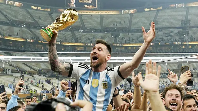 Drama Sepak Bola Sampai ke Hollywood: Lionel Messi Bikin Brad Pitt Terpukau