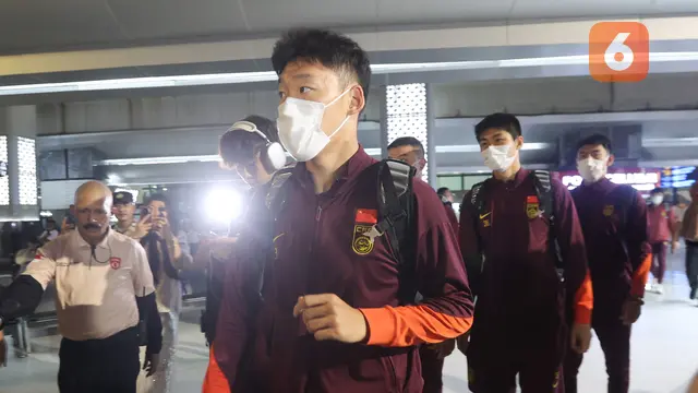 Viral Video Diduga Timnas China Merokok di Bandara: Apakah Kebiasaan Ini Bisa Ganggu Performa Pemain Sepak Bola?
