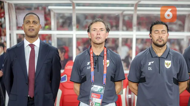 Patrick Kluivert dan Alex Pastoor Nonton Pertandingan Timnas Indonesia U-23 vs Filipina di SUGBK