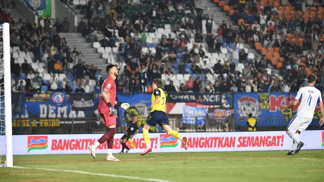 17 Menit Ole Romeny di Laga Arema vs Oxford United di Piala Presiden 2025: Gol Cantik dan Kena Tekel Sampai Cedera