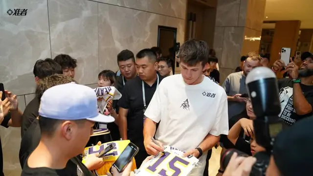 Datang ke Surabaya, Bintang NBA Austin Reaves Latihan Bareng Timnas Basket Putri Indonesia