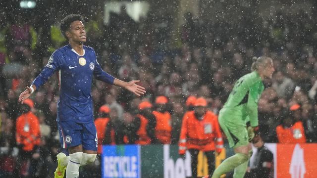 019334300_1761191418-estevao_selebrasi_chelsea_ajax_AP_Photo_Alastair_Grant_02