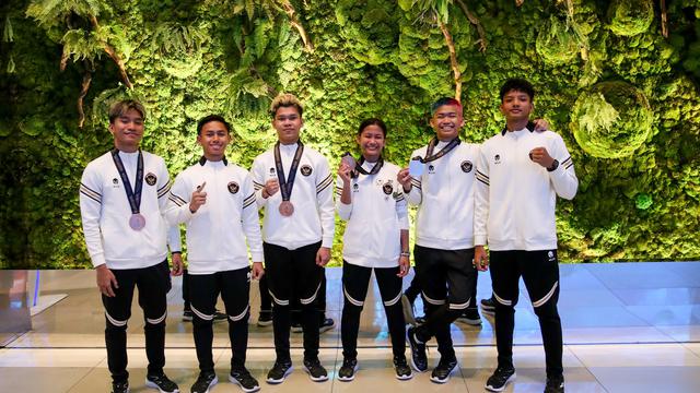 037974500_1761883163-20251027_-_NOC_-_AYG25_-_KE_Antonius_Adi_Wirawan_Beserta_jajaran_menyambut_Kedatangan_Atlet_MMA_peraih_medali_Perunggu__terminal_3_kedatangan_International_Soekarno_Hatta