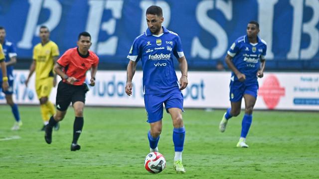 050498000_1757579681-Luciano-Guaycochea-Mendorong-Diri-Lebih-Kuat-Demi-Kemenangan-Persib-1756002708