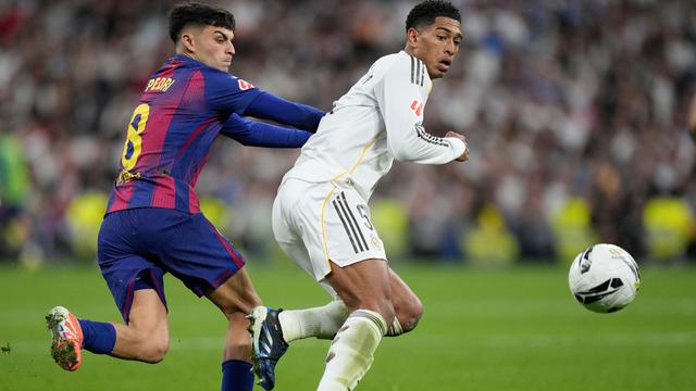 052746100_1761537569-Barcelona_s_Pedri_holds_Real_Madrid_s_Jude_Bellingham