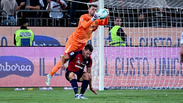 078331700_1759003605-Cagliari_s_Andrea_Belotti__bottom__gets_injured_as_Inter_goalkeeper_Josep_Martinez