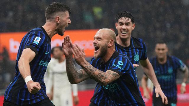 087704700_1761795844-Inter_Milan_s_Petar_Sucic_celebrates_with_his_teammates_Alessandro_Bastoni__right_and_Federico_Dimarco