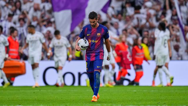 089772000_1761542167-Barcelona_s_Ferran_Torres_grabs_the_ball_as_Real_Madrid