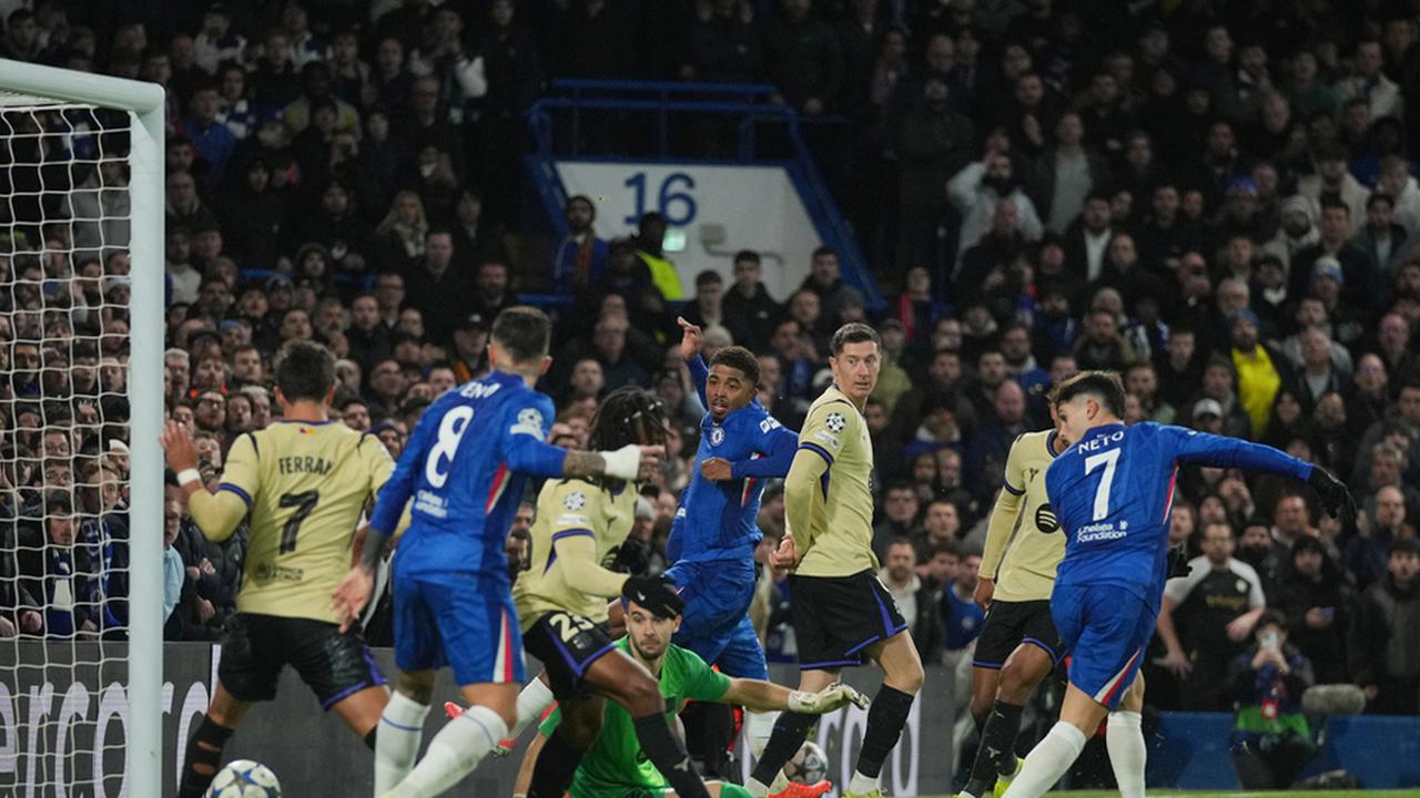 Hansi Flick Akui Kartu Merah Araujo di Laga Lawan Chelsea Bikin Barcelona Kacau: Mengubah Permainan!